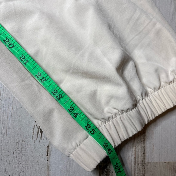 Old Navy Strechtech Lightweight Jogger Womens Cream Cargo Pants 3X & 4X - Picture 7 of 16